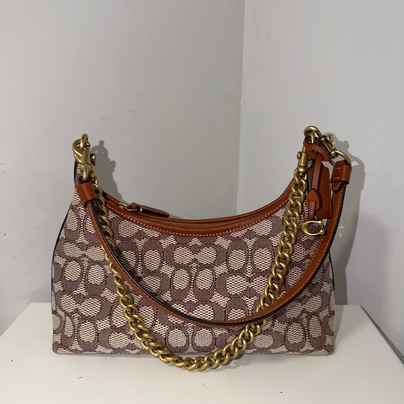 Juliet Shoulder Bag 25
In Signature Textile Jacquard - Picture 10 of 10